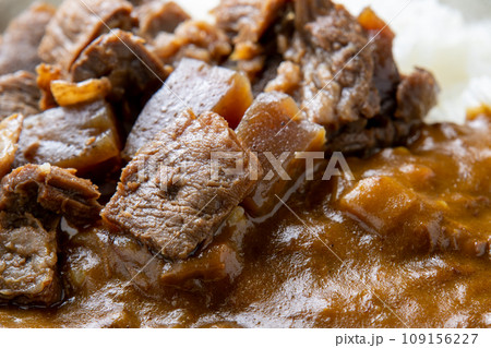 牛すじ煮込みカレーライスのアップ。 牛すじ煮込みカレーライスのアップ。 109156227