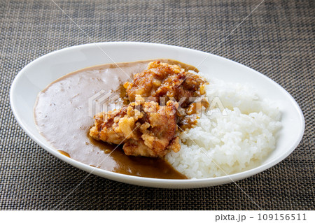 唐揚げトッピングカレーライス。 唐揚げトッピングカレーライス。 109156511