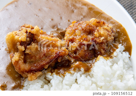 唐揚げトッピングカレーライスのアップ。 唐揚げトッピングカレーライスのアップ。 109156512