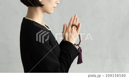 お葬式で手を合わせる女性 お葬式で手を合わせる女性 109156580