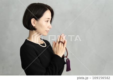 お葬式で手を合わせる女性 お葬式で手を合わせる女性 109156582