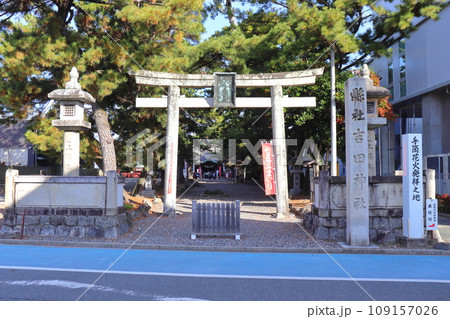 七五三期間中の吉田神社（愛知県 豊橋市） 109157026