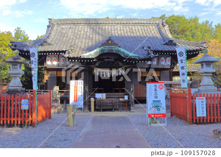 七五三期間中の吉田神社 拝殿（愛知県 豊橋市） 109157028