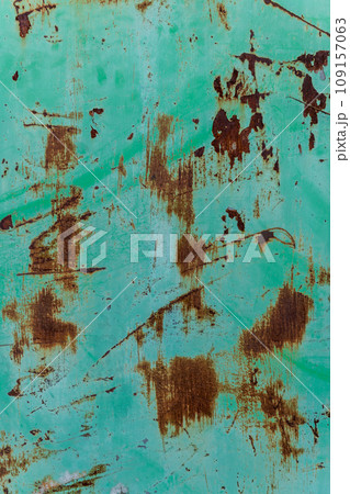 Green grunge textured metal 109157063