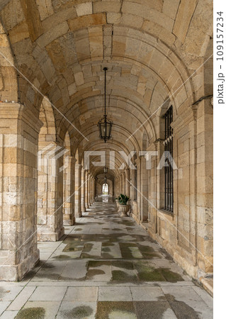 Arch pathway at the Palacio de Raxoi 109157234
