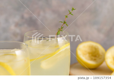 Cold lemonade 109157354