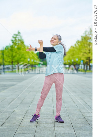 屋外で運動するシニア女性 屋外で運動するシニア女性 109157627