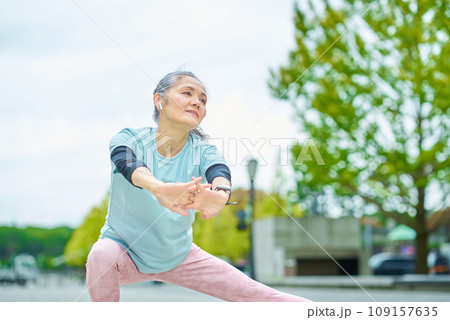 屋外で運動するシニア女性 屋外で運動するシニア女性 109157635