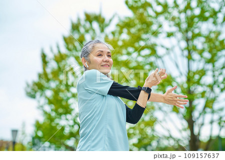 屋外で運動するシニア女性 屋外で運動するシニア女性 109157637