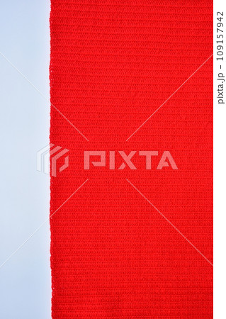 red wool knitted yarn texture, woolen fabric on white background 109157942