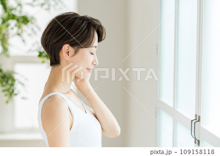 肌の保湿を実感するミドル女性。 109158118