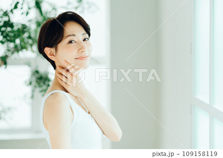 肌の保湿を実感するミドル女性。 肌の保湿を実感するミドル女性。 109158119