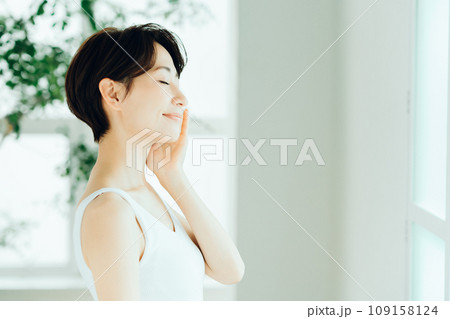 肌の保湿を実感するミドル女性。 肌の保湿を実感するミドル女性。 109158124