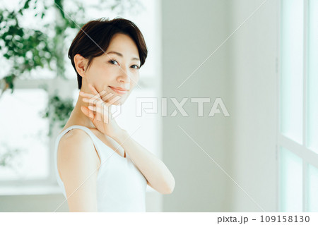 肌の保湿を実感するミドル女性。 109158130