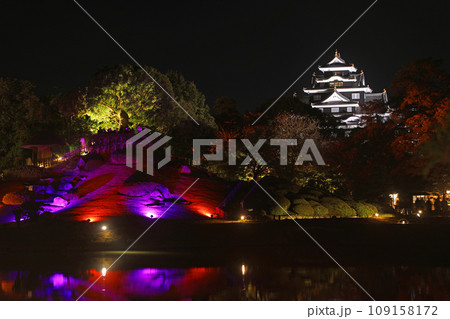 秋の後楽園 夜の唯心山と岡山城 秋の後楽園 夜の唯心山と岡山城 109158172