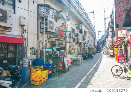 「東京都」上野アメヤ横丁、飲食店街の風景 路地裏 「東京都」上野アメヤ横丁、飲食店街の風景 路地裏 109158276