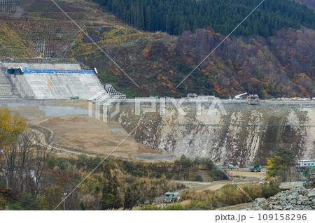 2023年11月姿を現した成瀬ダム堤体　上流展望台より　秋田県 109158296
