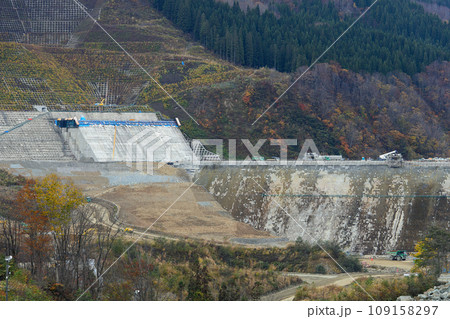 2023年11月姿を現した成瀬ダム堤体 上流展望台より 秋田県 2023年11月姿を現した成瀬ダム堤体 上流展望台より 秋田県 109158297