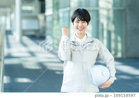 作業服を着た女性 109158597