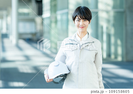 作業服を着た女性 109158605