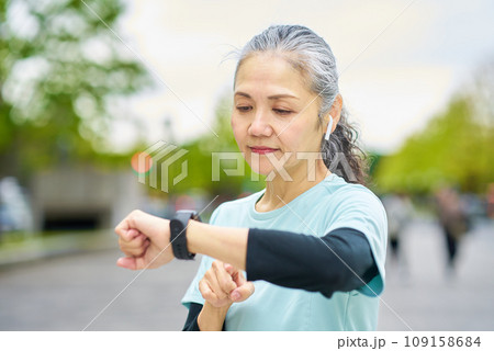スマートウォッチを操作するシニア女性 109158684