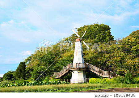 オランダ風車塔 見晴公園 初秋の風景 オランダ風車塔 見晴公園 初秋の風景 109159439