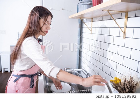 キッチンで皿を洗う女性 キッチンで皿を洗う女性 109159892