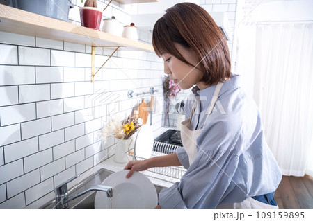 キッチンで家事をする女性 109159895