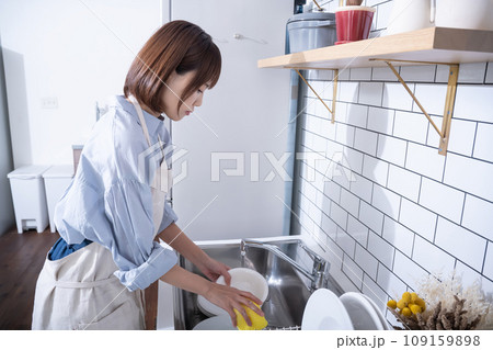 キッチンで家事をする女性 109159898