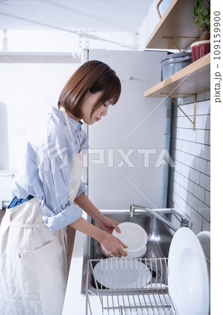 キッチンで家事をする女性 キッチンで家事をする女性 109159900