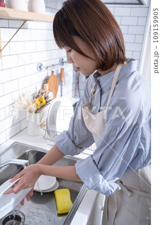 キッチンで家事をする女性 109159905
