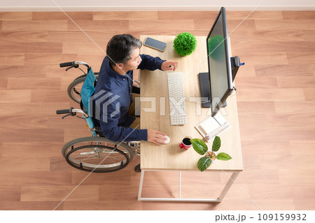 PC作業をする車イスの男性 PC作業をする車イスの男性 109159932