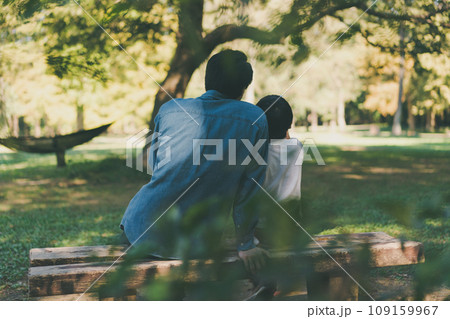 公園の父子 109159967