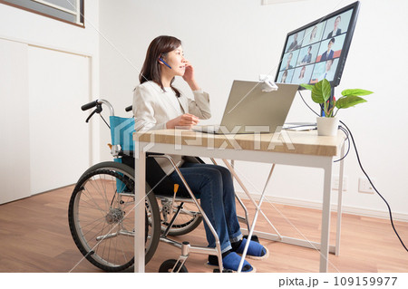 ビデオ通話をしている車椅子の女性 109159977
