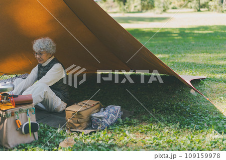 シニア女性のソロキャンプ 109159978