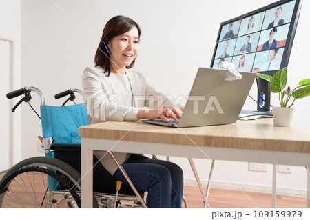 ビデオ通話をしている車椅子の女性 109159979