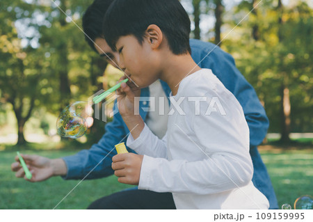 公園でシャボン玉をする父子 公園でシャボン玉をする父子 109159995