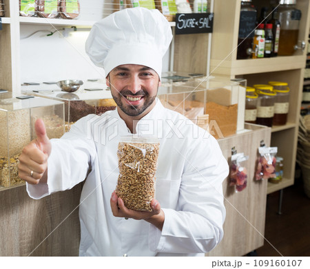 Chef buys the best groceries in grocery store 109160107