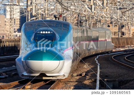朝日を浴びる新幹線 朝日を浴びる新幹線 109160565