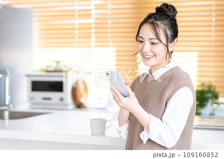 スマホを使う若い女性。 109160852