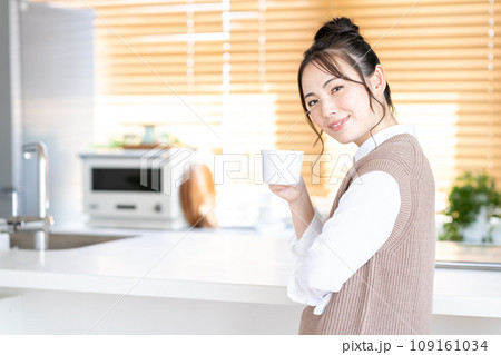 リビングでくつろぐ若い女性。 109161034