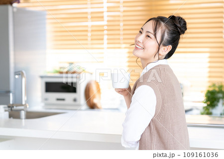 リビングでくつろぐ若い女性。 リビングでくつろぐ若い女性。 109161036
