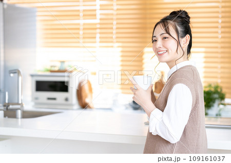 リビングでくつろぐ若い女性。 109161037