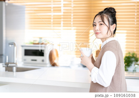 リビングでくつろぐ若い女性。 109161038