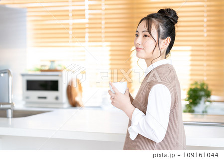 リビングでくつろぐ若い女性。 109161044