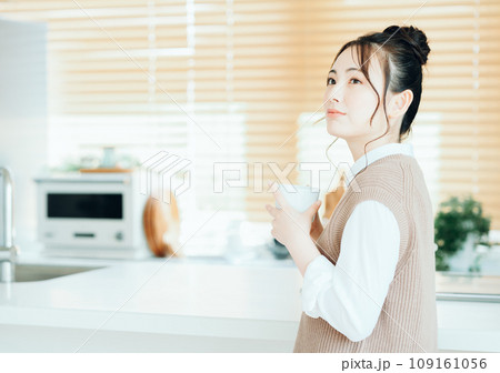 リビングでくつろぐ若い女性。 109161056