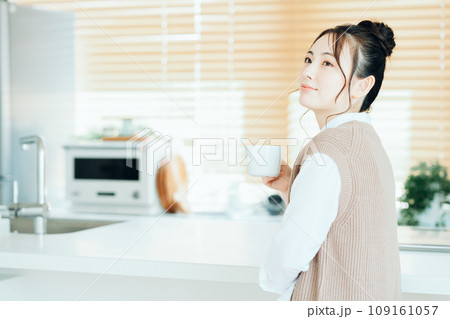 リビングでくつろぐ若い女性。 109161057