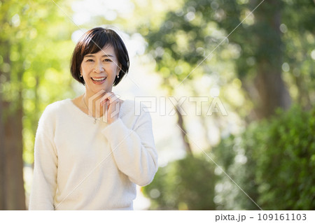 公園を散歩する50代の女性 109161103