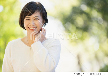 公園を散歩する50代の女性 公園を散歩する50代の女性 109161107