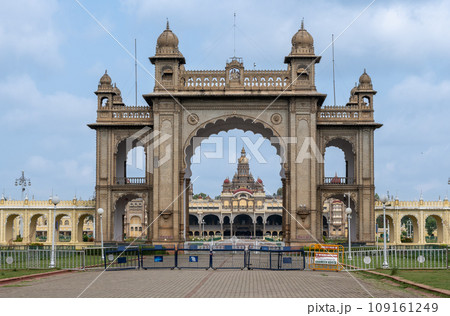 Front gate of Mysore palace 109161249